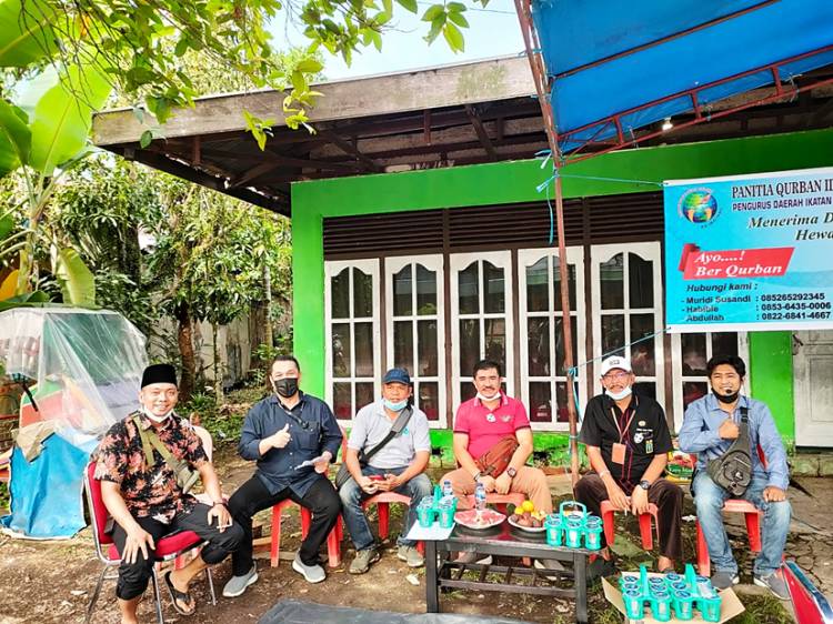 Iduladha 1442 H, PD IWO Inhil Bagikan Daging Kurban Door to Door