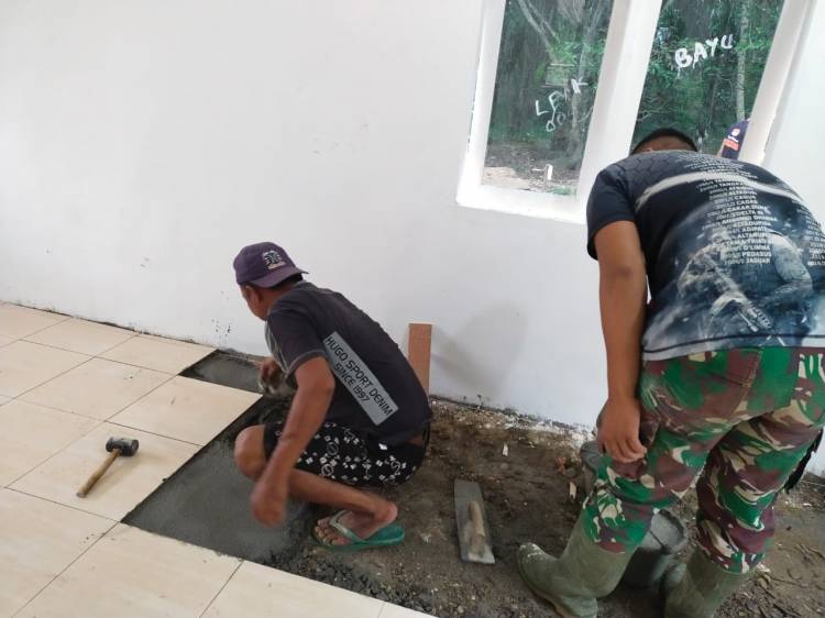 Satgas TMMD Selesaikan Pemasangan Keramik Rehab Rumah Halimah