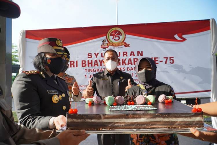 Surprise! Walikota dan Wakil Walikota Banjar Berikan Kue Ulang Tahun pada HUT Bhayangkara ke-75