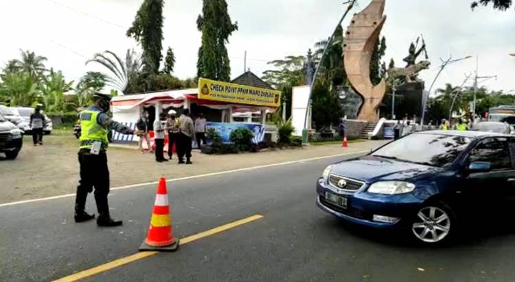 Petugas Polres Banjar Lakukan Pendekatan Humanis dalam Membatasi Mobilitas di Masa PPKM Darurat 