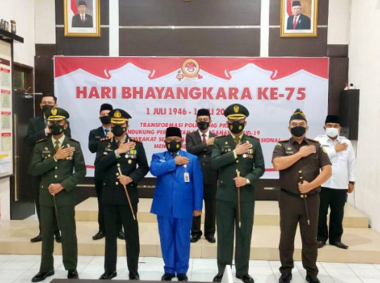 Forkopimda Kabupaten Kampar Ikuti Upacara Virtual Hari Bhayangkara ke-75 di Polres Kampar