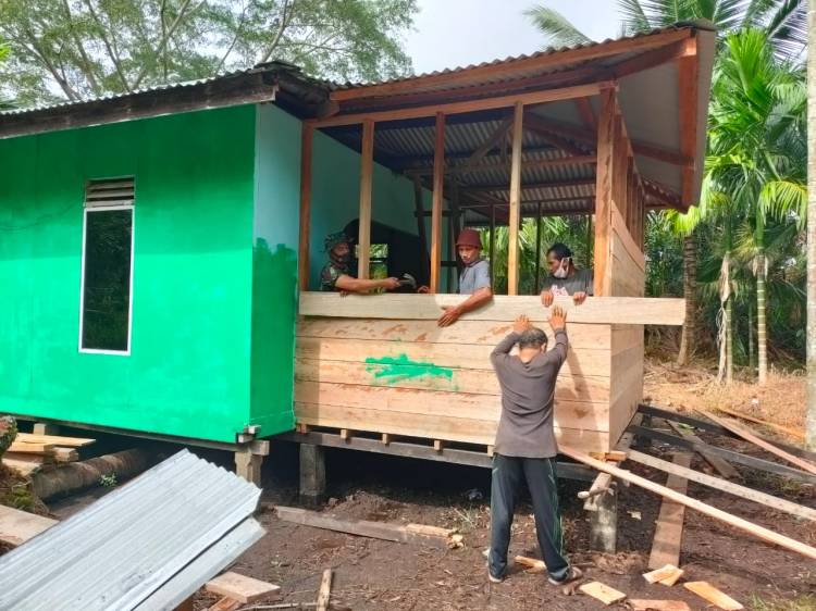 Satgas TMMD Kodim 0314/Inhil Rehab Surau Baitul Rahman Dusun Teluk Pundur 