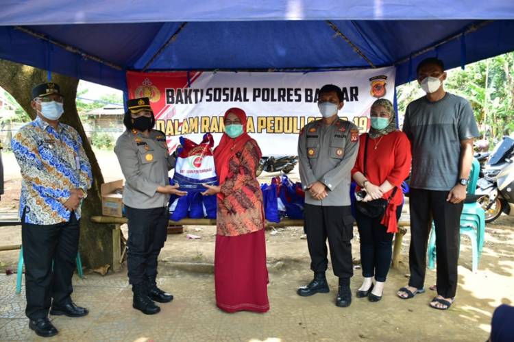 PKL di Water Park Kota Banjar Terima Bansos dari Kapolres Banjar