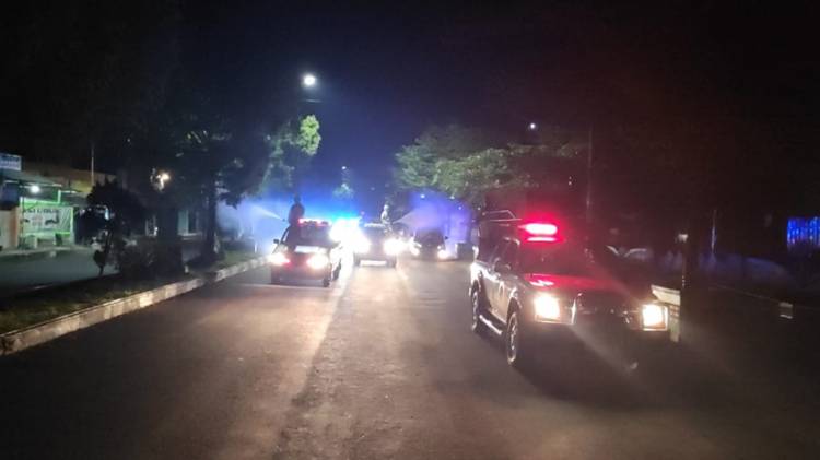 Polres Banjar dan BPBD Lakukan Penyemprotan Disinfektan Malam Hari di Jalan Protokol Kota Banjar