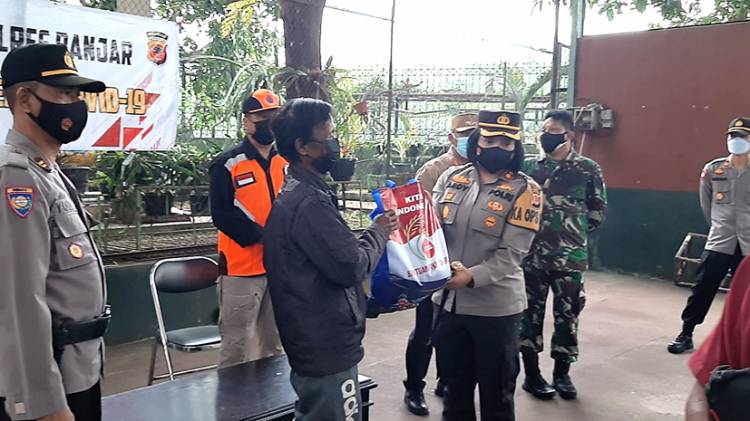 Puluhan Seniman di Kota Banjar Dapat Bantuan Sembako dari Polres Banjar