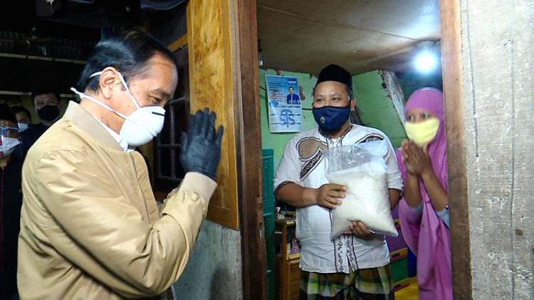 Presiden Jokowi Datangi Warga Bagikan Sembako dan Paket Obat