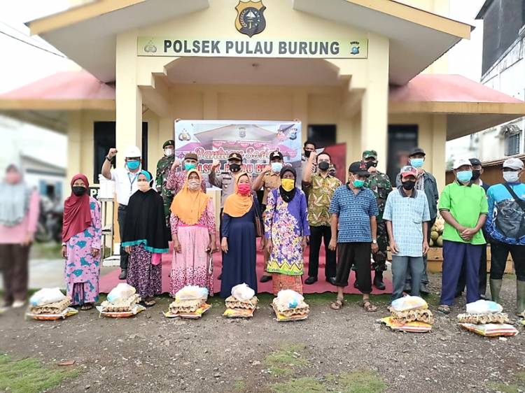 Kapolres Inhil Salurkan Sembako ke Masyarakat saat Silaturahim ke Mapolsek Teluk Belengkong dan Pulau Burung