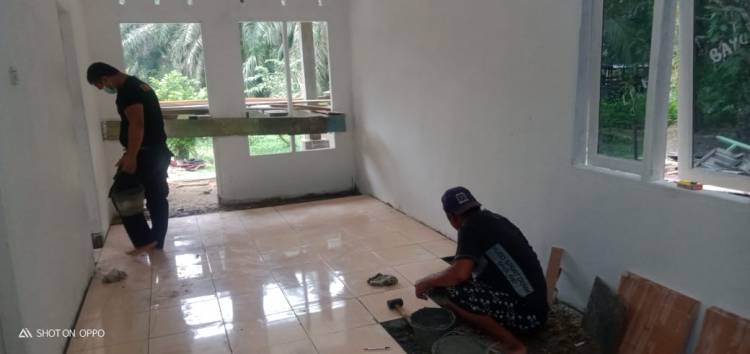 RLTH Tinggal Finishing, TNI dan Warga Lanjutkan Pemasangan Keramik