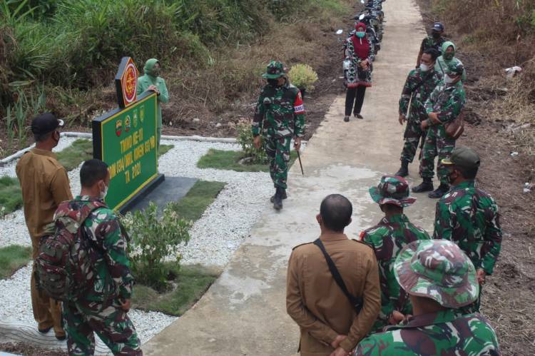 Dansatgas TMMD Kodim 0314/Inhil Letkol Inf Imir Faishal Mengecek Sasaran Fisik Yang Telah Selesai Di Kerjakan