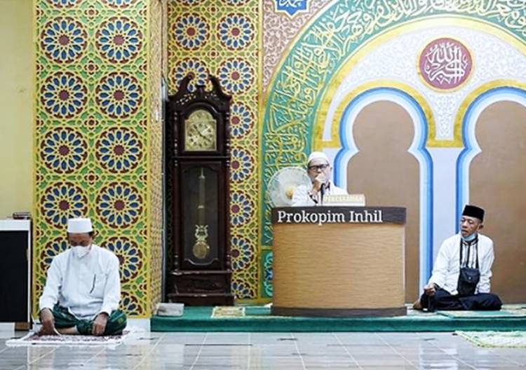 Bupati Inhil Shalat Subuh Jumat di Masjid YAMP Pancasila dan Berdoa agar Covid 19 Segera Berlalu