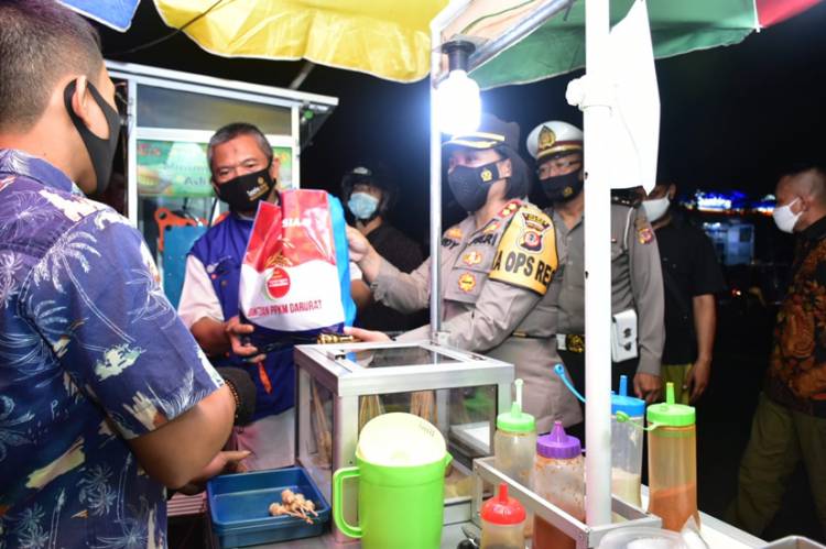 Kapolres Banjar Distribusikan Bansos kepada Warga dalam Rangka PPKM Level 4 di Kota Banjar