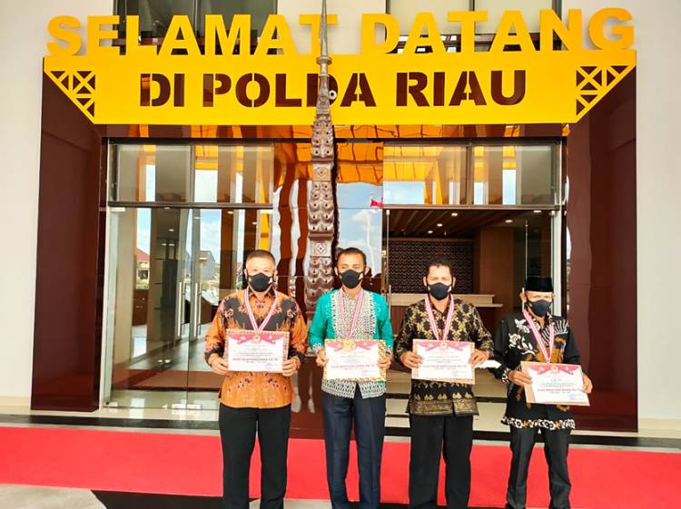 Empat Tokoh Masyarakat Inhil Mendapat Penghargaan dari Kapolda Riau