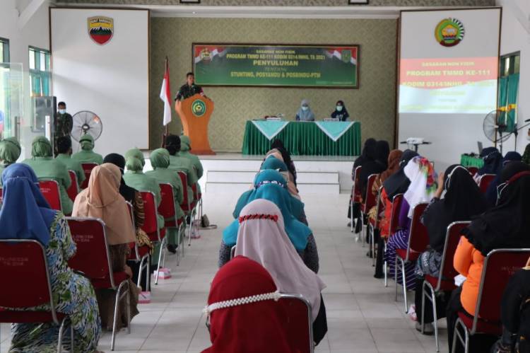 Persit Chandra Kirana LIV Dim 0314/Inhil Adakan Penyuluhan Stunting Di Lokasi TMMD Ke 111 Kodim 0314/Inhil