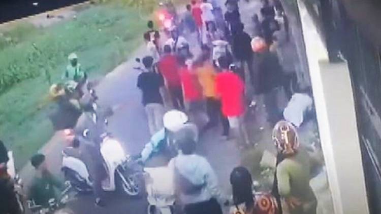 Terekam CCTV dan Disaksikan Banyak Orang, Seorang Remaja Tewas Dikeroyok Secara Sadis