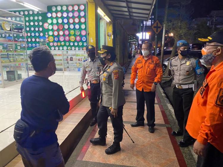 Kapolres Banjar Bersama Instansi Terkait Sosialisasikan PPKM Darurat kepada Para Pelaku Usaha