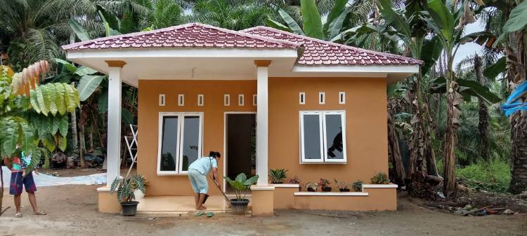 Gembira Rumahnya Selesai Dibangun Satgas TMMD, Bu Dede Bantu Bersihkan Rumah