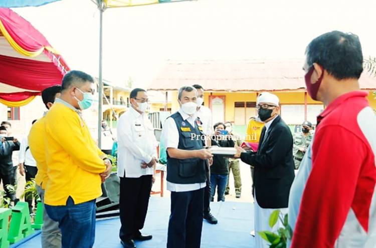 Gubernur Riau Serahkan Sejumlah Bantuan saat Berkunjung ke Ponpes Daarul Rahman Inhil