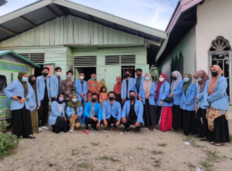 Mahasiswa KKN UIN Suska, KKN UNRI dan HIMABA Kompak Galang Dana Membantu Seorang Warga 