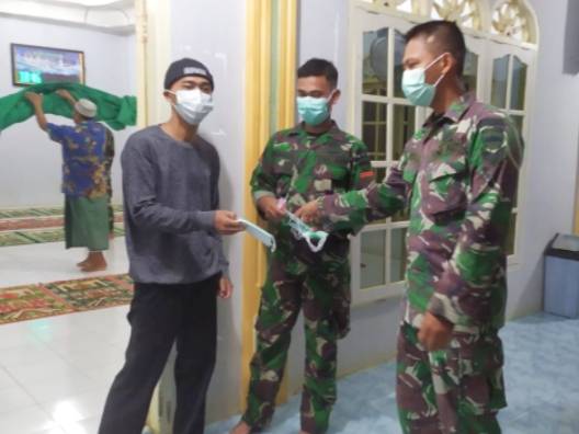Peduli Prokes, Satgas TMMD Ke-111 Kodim 0321 Ingatkan Warga Saat Sholat di Mesjid