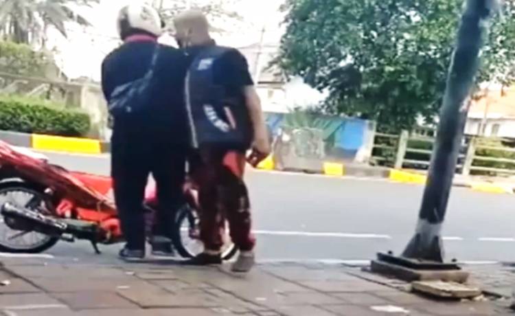 Viral: Gegara Dipandangi, Seorang Anggota OKP dan Seorang Debt Collector Baku Hantam