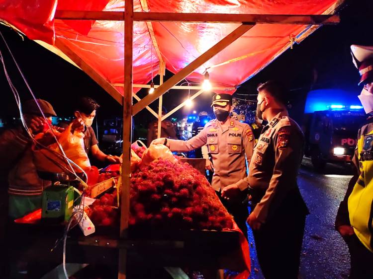 Hingga Malam Kapolres Inhil Bergerak Berikan Bansos dan Edukasi Warga agar Patuhi Prokes