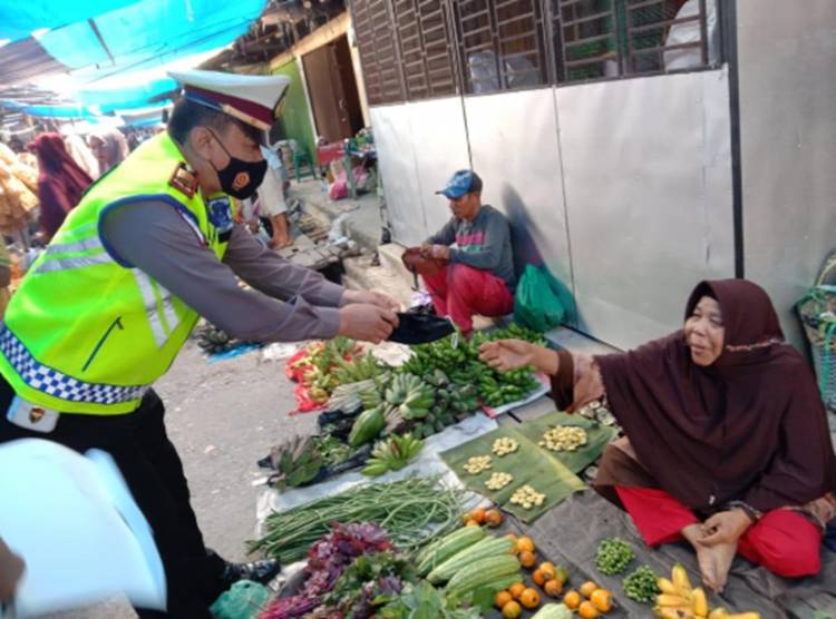 Kasat Lantas Polres Kampar Beri Himbauan Prokes dan Bagi-bagi Masker di Pasar Air Tiris