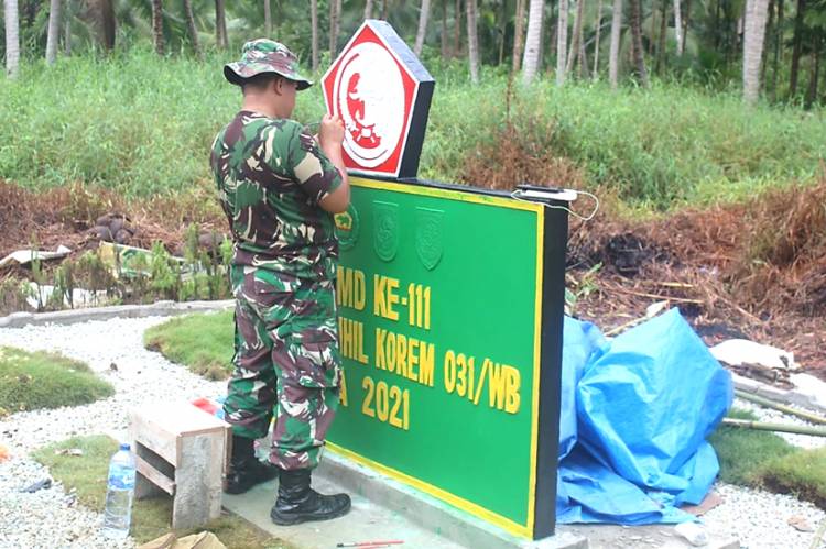 Pembuatan Tugu TMMD oleh Satgas TMMD ke-111 Kodim 0314/lnhil Masuki Tahap Finishing