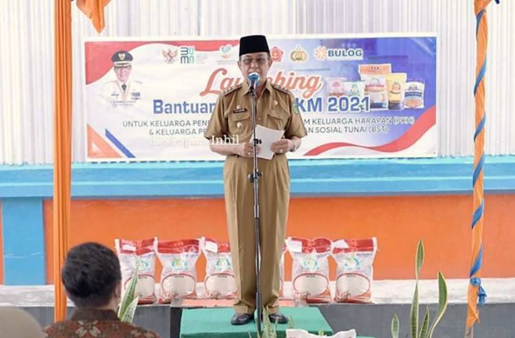 Bupati Inhil HM.Wardan dan Bulog Salurkan Bantuan Beras PPKM bagi Keluarga Penerima PKH dan BST