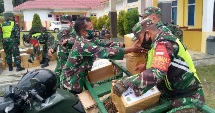 Warga Basira Mendapat Paket Sembako dari Satgas TMMD Ke-111 Kodim 0321/Rohil