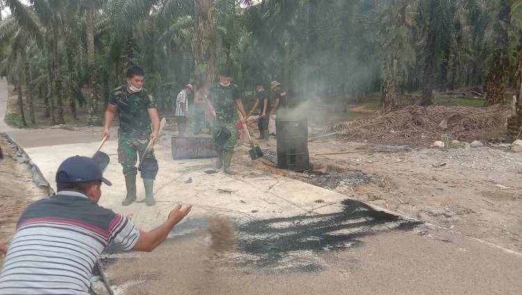 Selesai, Satgas TMMD Siramkan Cairan Aspal ke Semenisasi Jalan Pemakaman