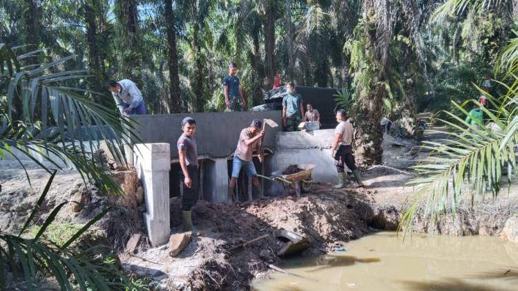Kompak, TNI Bersama Warga Lakukan Penimbunan di Bawah Box Culvert
