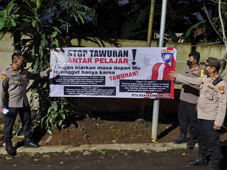 Antisipasi Tawuran Pelajar, Polsek Kembangan Pasang Spanduk Peringatan di Beberapa Lokasi