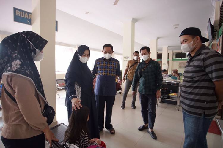 Bupati HM. Wardan Bersama Ketua GSH Inhil Hj. Zulaikhah Jenguk Balita Gizi Kurang di RSUD Arifin Achmad