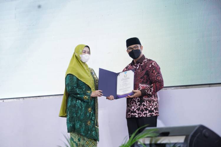 Ketua TP PKK Inhil Hj. Zulaikhah Wardan Terima Penghargaan MKK dari Kepala BKKBN Pusat