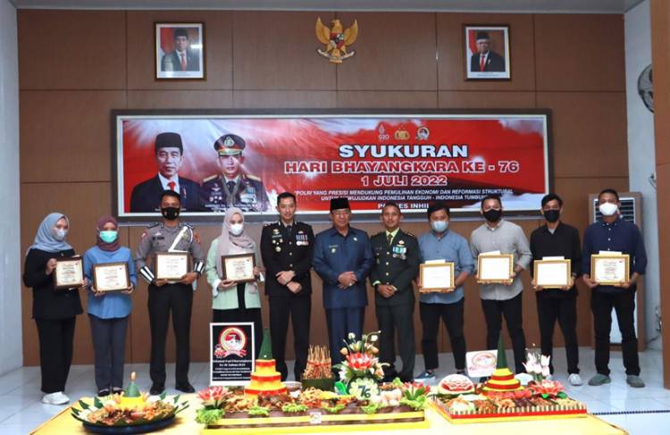 Personel, Awak Media dan Peserta Lomba Hari Bhayangkara ke-76 Terima Penghargaan dari Kapolres Inhil