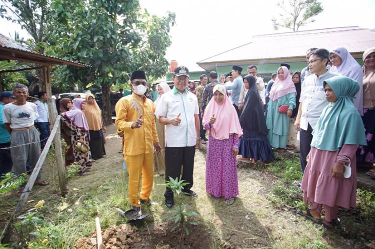 Silaturrahim ke Desa Rawang Binjai, Ketua DPD HKTI Riau Serahkan Bibit Mangga dan Kelapa