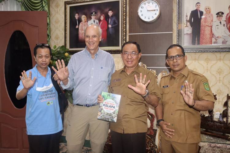 Bupati Inhil Terima Kunjungan Ketua Sahabat Kelapa Nasional dan Pegiat Project Feed the Planet 