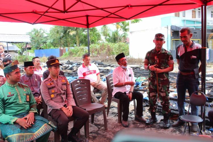 Dandim 0314/Inhil Serahkan Bantuan kepada Para Korban Kebakaran Pasar Pagi Tembilahan