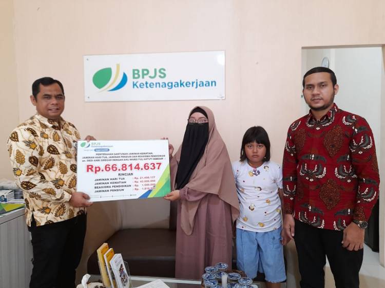 BP Jamsostek Inhil Bayarkan Beasiswa Rp 66,8 Juta kepada Ahli Waris Peserta yang Meninggal Dunia