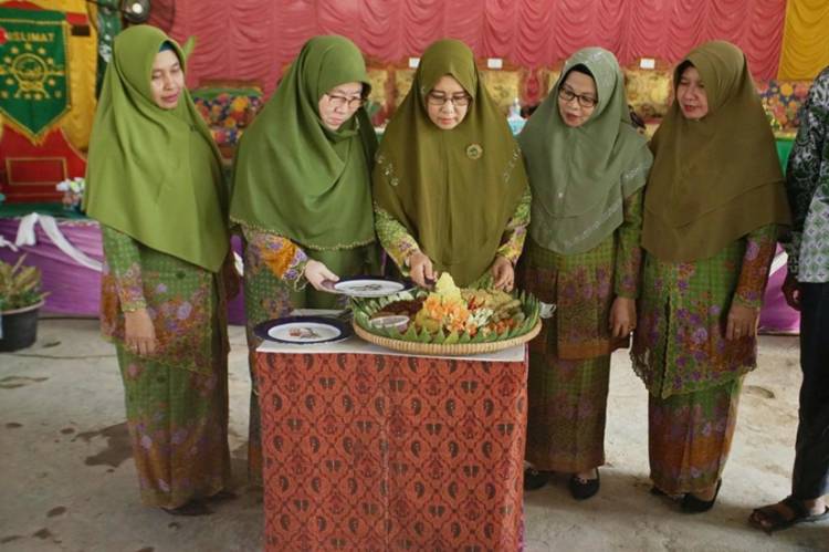 Ketua PC Muslimat NU Inhil Hj. Zulaikhah Wardan Hadiri Peringatan Harlah NU ke-76 di Reteh
