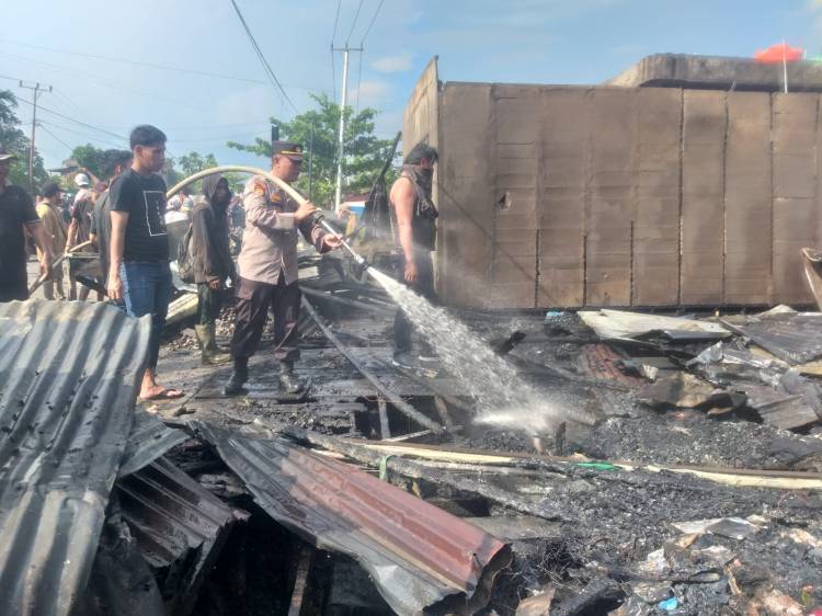 Empat Rumah Di Sungai Salak Di Lalap Sijago Merah