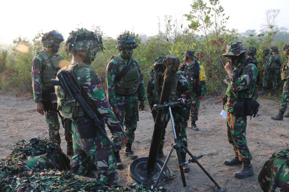 TEMBAKAN SENJATA BANTUAN YONIF RAIDER 323, PERKOKOH GARIS PERTAHANAN