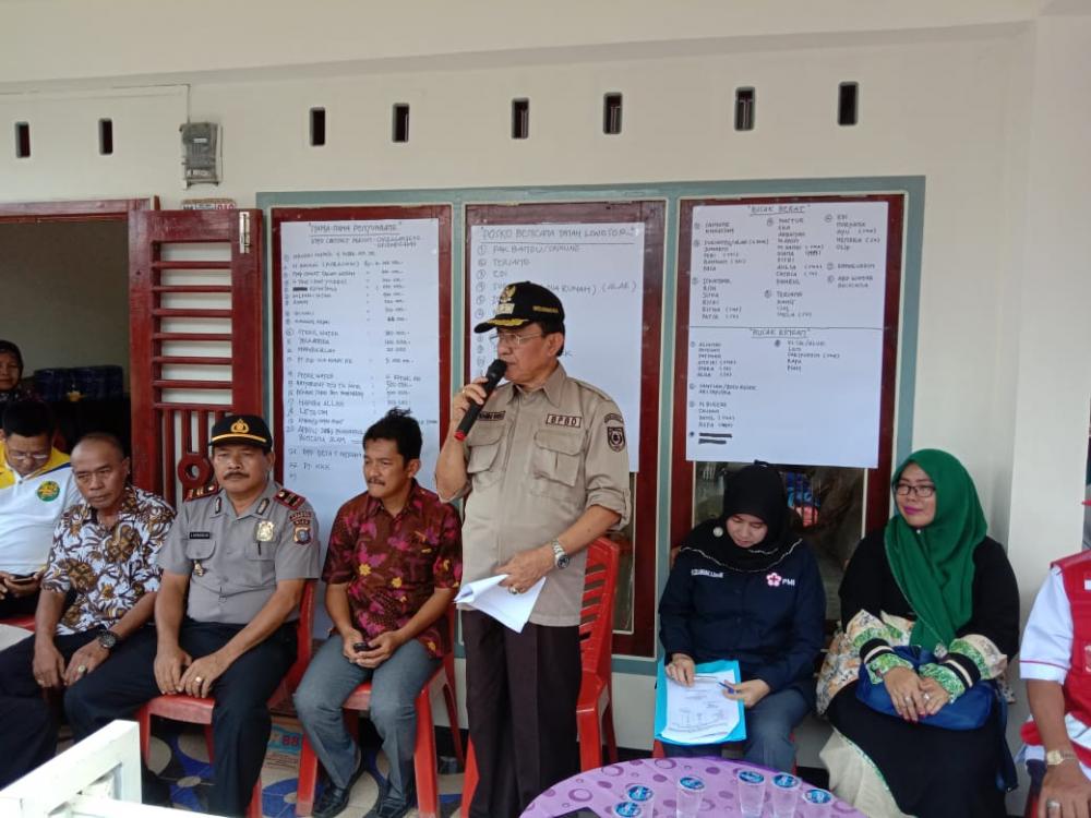 Tinjau Lokasi Tanah Longsor, Bupati Inhil Serahkan Bansos Kepada Para Korban