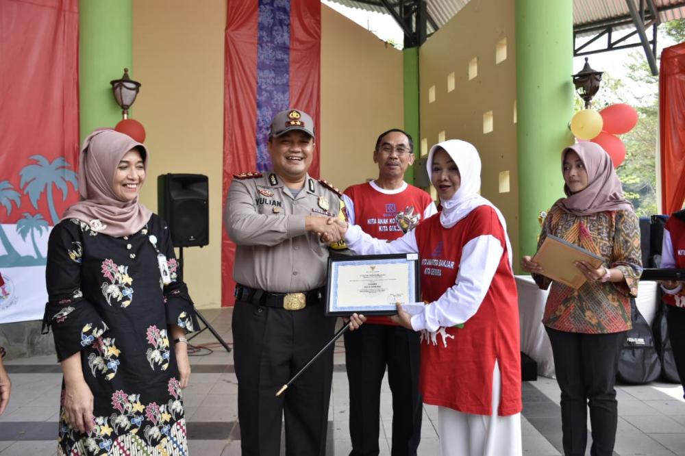 Kapolres Banjar  Terima Piagam penghargaan dari Walikota Banjar