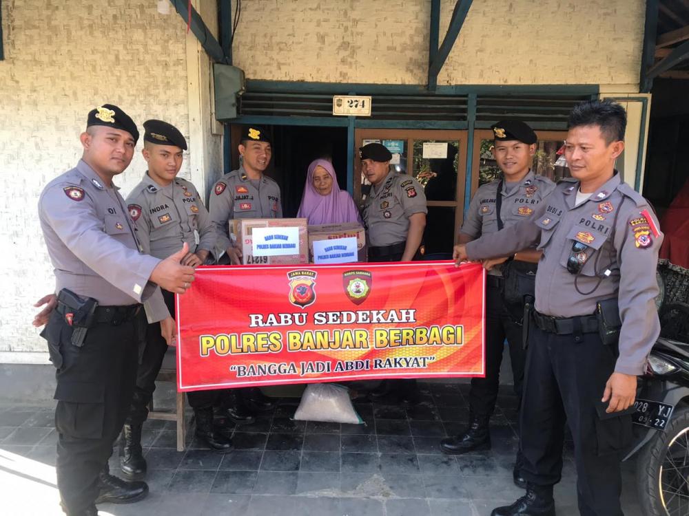 Rabu Sedakah Terus Dilaksanakan Oleh Personil Satuan Sabhara Polres Banjar