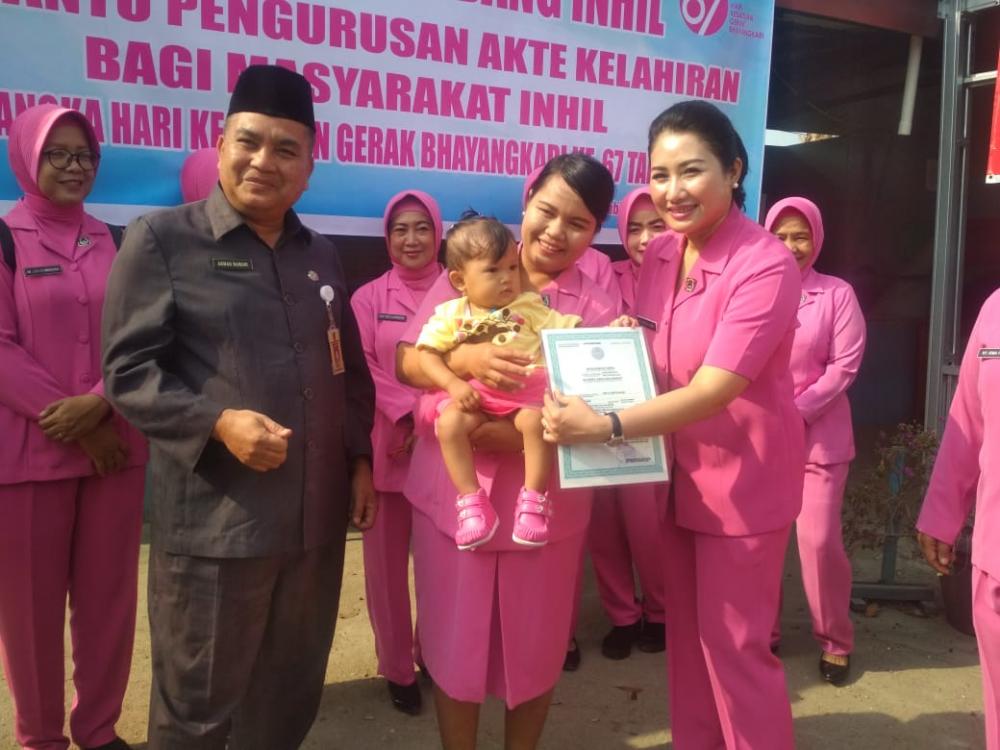 Bhayangkari Polres Inhil Bekerja Sama Dengan Disdukcapil Pemkab Inhil Untuk Membantu Masyarakat Mengurus Akte Kelahiran