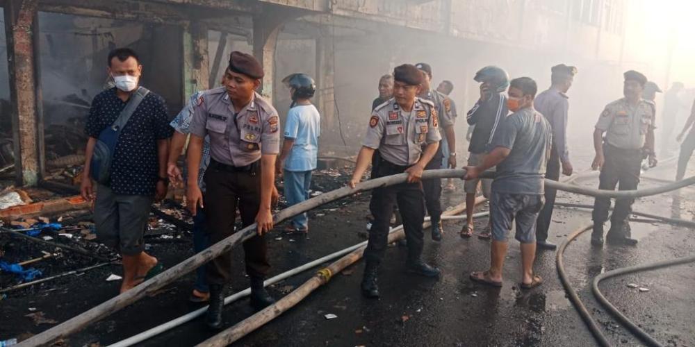 Kapolres Inhil dan Instansi Terkait,Masyarakat Berjibaku Memadam kan Api Di Pertokoan  pasar Terapung 