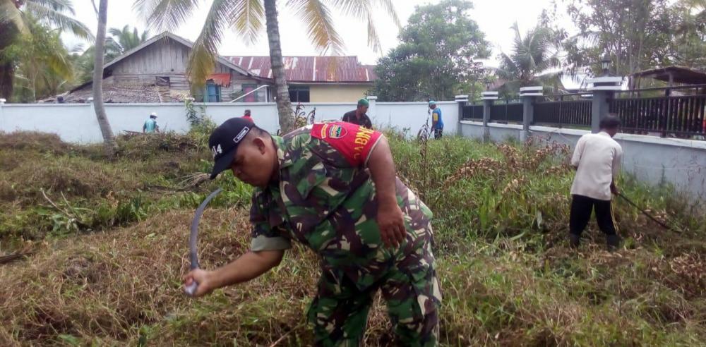 Sambut Idul Adha, Babinsa Koramil 04/Kuindra Bersama Msyarakat Goro di Lingkungan Mesjid 