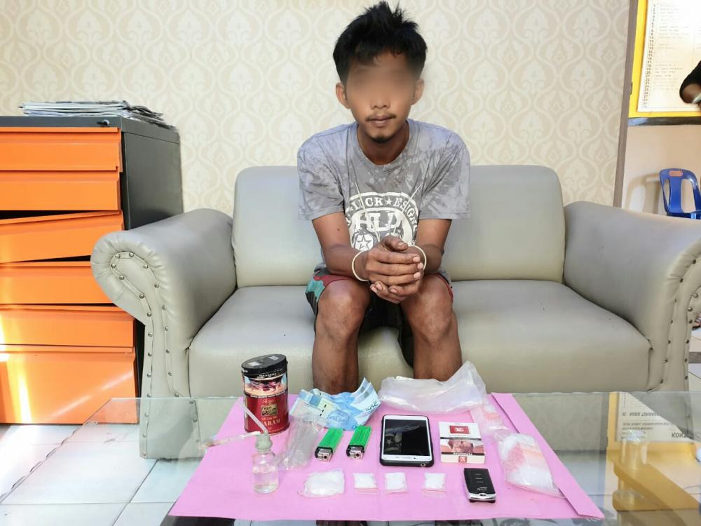 Waduh, ternyata pemilik bengkel ini pengedar barang haram.. 