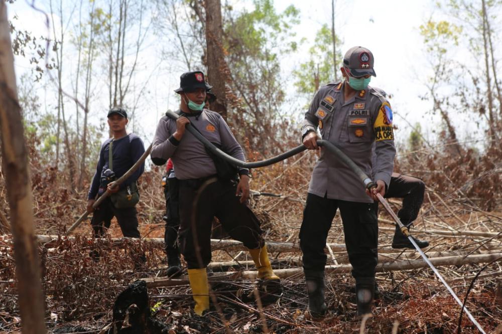 Kapolres Kampar Mobilisasi Bhabinkamtibmas Lakukan Pendinginan Bekas Karlahut